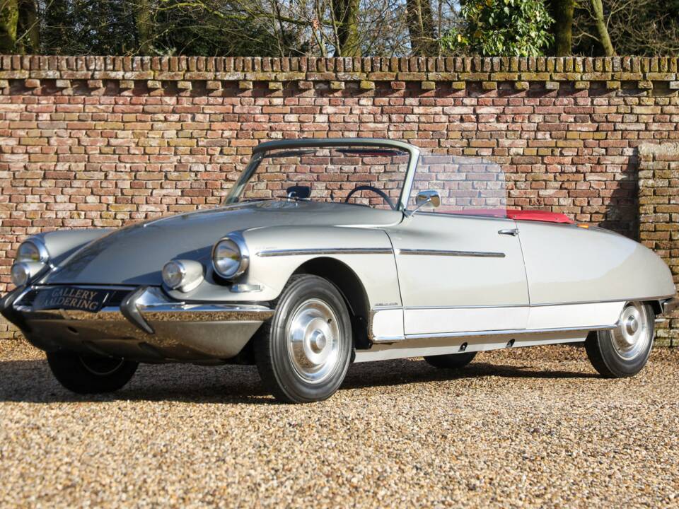 Image 23/50 of Citroën DS 21 Chapron (1963)