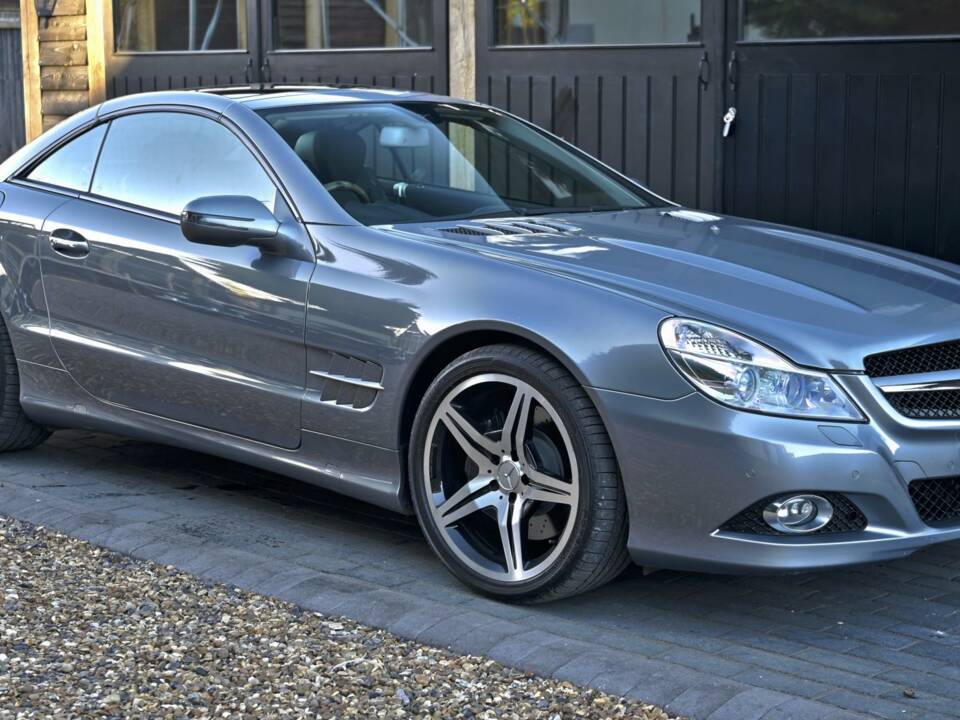 Image 18/50 of Mercedes-Benz SL 500 (2008)