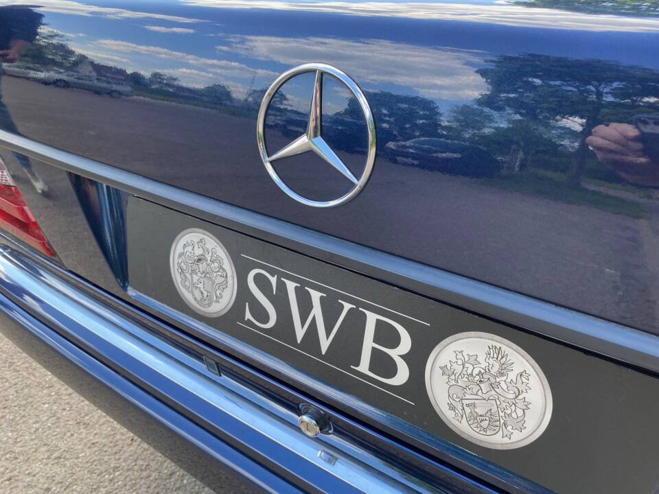 Image 26/31 of Mercedes-Benz E 220 (1994)