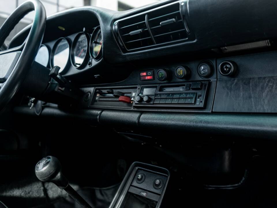 Image 19/33 de Porsche 911 Carrera 3.2 (1987)