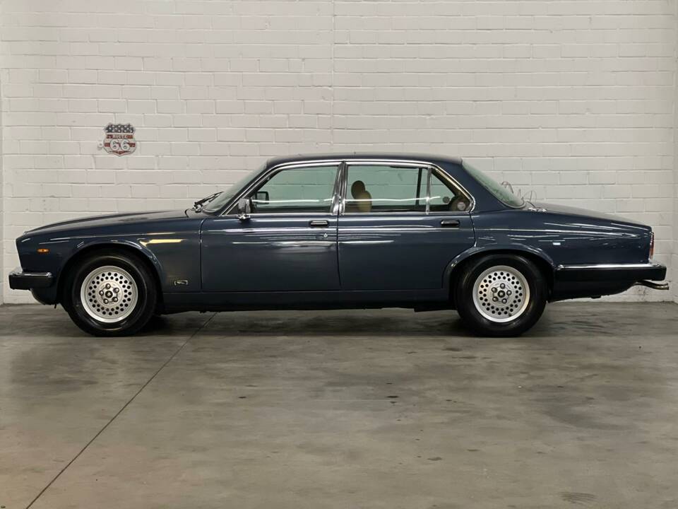Image 7/22 of Jaguar XJ 12 (1988)