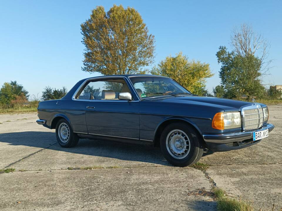 Bild 6/8 von Mercedes-Benz 230 CE (1983)