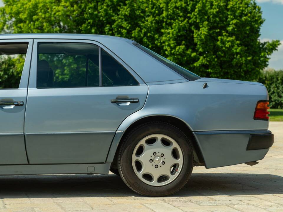 Image 20/50 of Mercedes-Benz 500 E (1992)