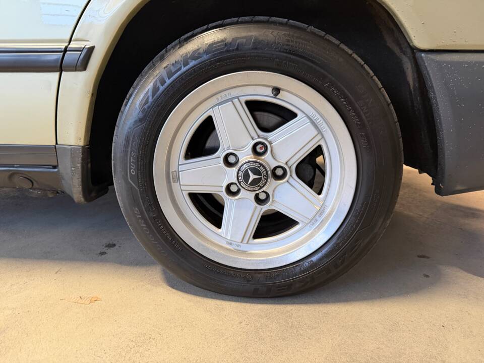 Afbeelding 25/33 van Mercedes-Benz 230 E (1985)