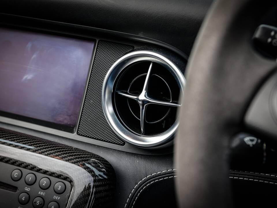 Image 17/40 of Mercedes-Benz SLS AMG Roadster (2011)