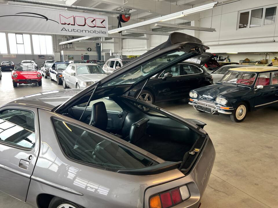 Afbeelding 52/59 van Porsche 928 S (1985)
