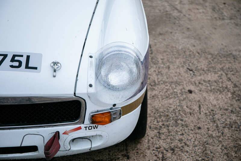 Image 35/42 of MG MGB GT (1972)