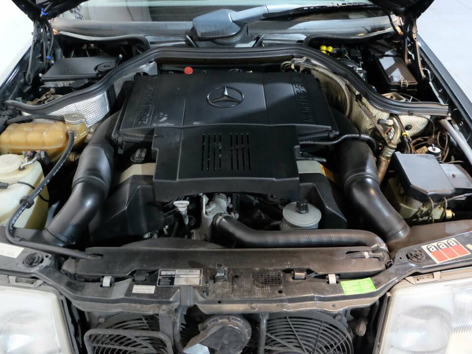 Image 30/32 de Mercedes-Benz 400 E (1991)