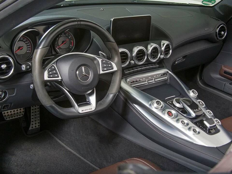 Image 14/20 of Mercedes-AMG GT C (2018)