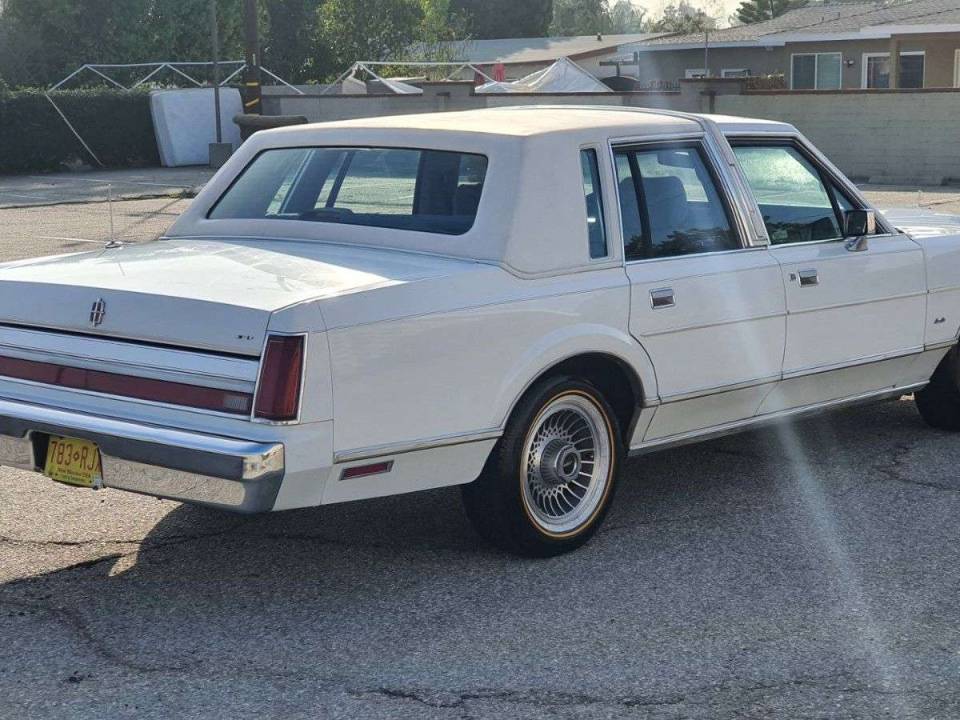 Image 4/19 of Lincoln Town Car (1988)