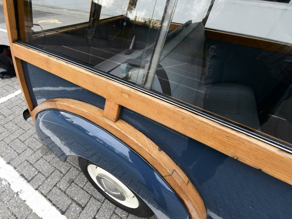 Image 44/50 of Morris Minor 1000 Traveller (1969)