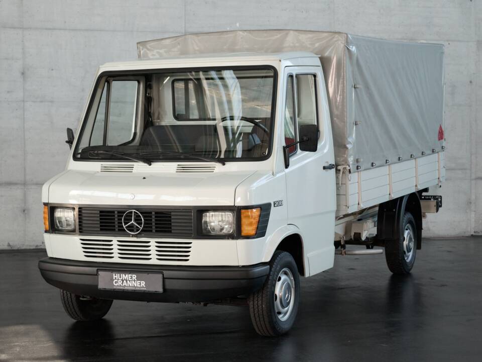 Image 2/43 of Mercedes-Benz T1 208 (1981)