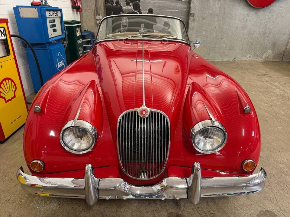 Image 4/17 of Jaguar XK 150 SE DHC (1958)