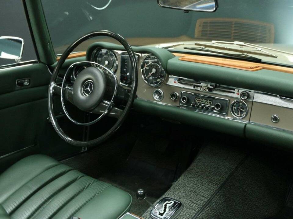 Image 24/50 de Mercedes-Benz 280 SL (1970)