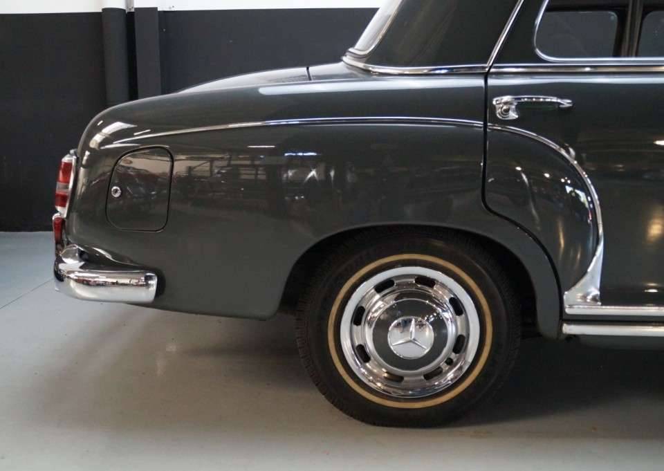 Image 10/50 of Mercedes-Benz 220 S (1959)