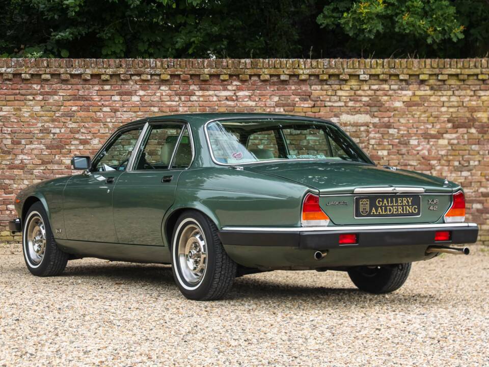 Image 2/50 of Jaguar XJ 6 4.2 (1985)