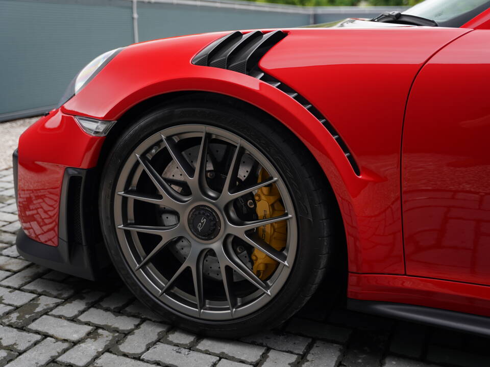 Immagine 44/50 di Porsche 911 GT2 RS Weissach (2018)