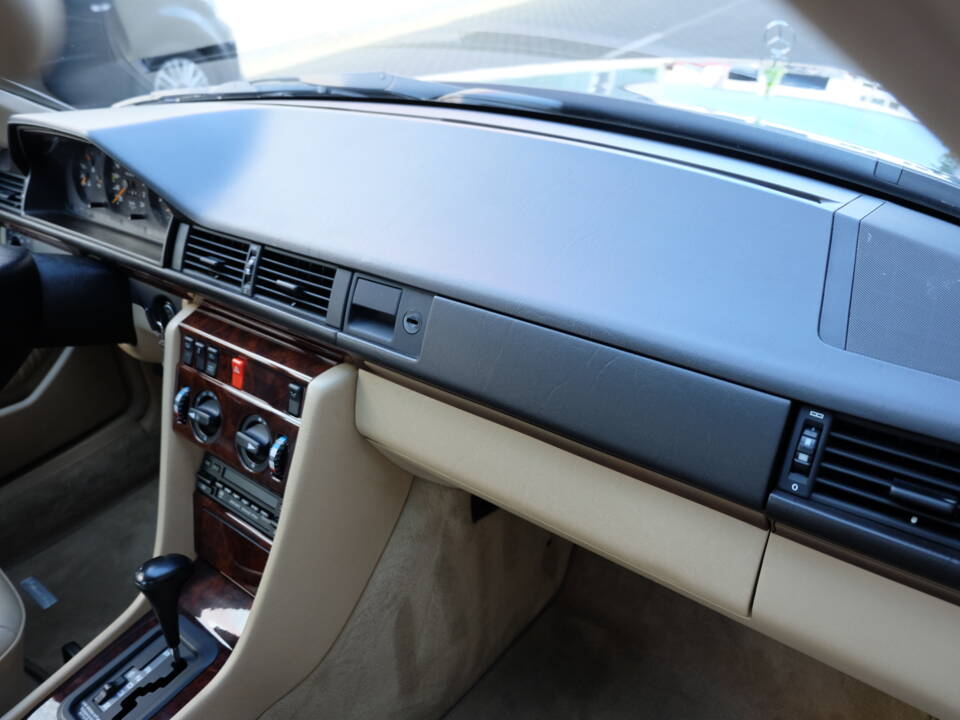 Image 43/63 of Mercedes-Benz 300 CE (1991)