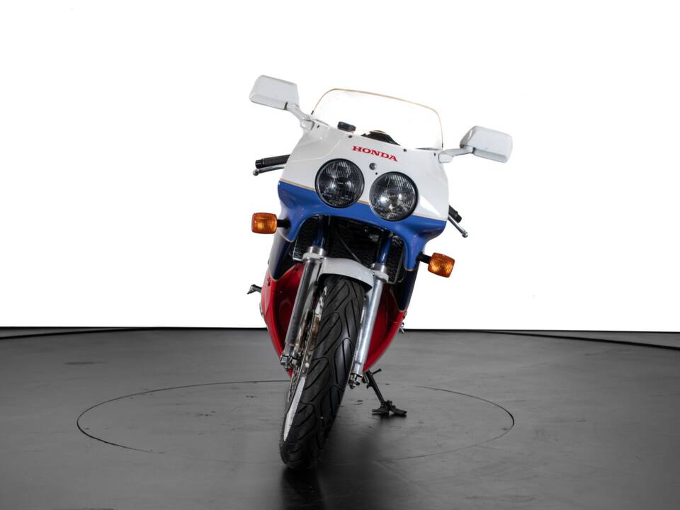Image 4/29 of Honda VFR 750R RC 30 (1991)