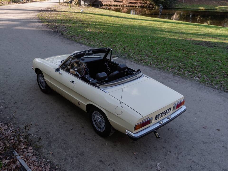 Image 34/58 of Alfa Romeo 2000 Spider Veloce (1977)
