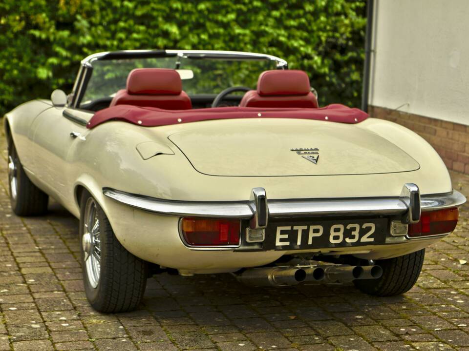 Image 11/50 of Jaguar E-Type V12 (1974)