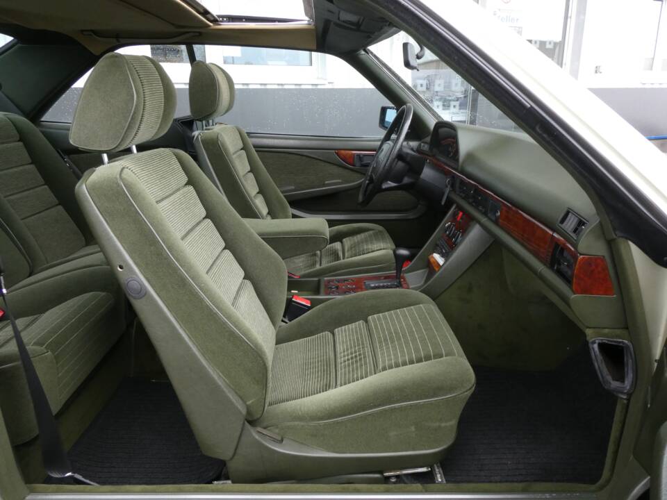Image 12/23 of Mercedes-Benz 380 SEC (1982)