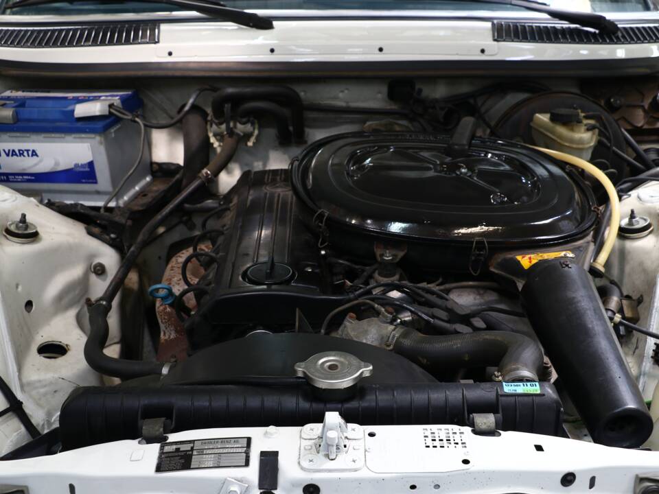 Bild 36/38 von Mercedes-Benz 230 CE (1984)