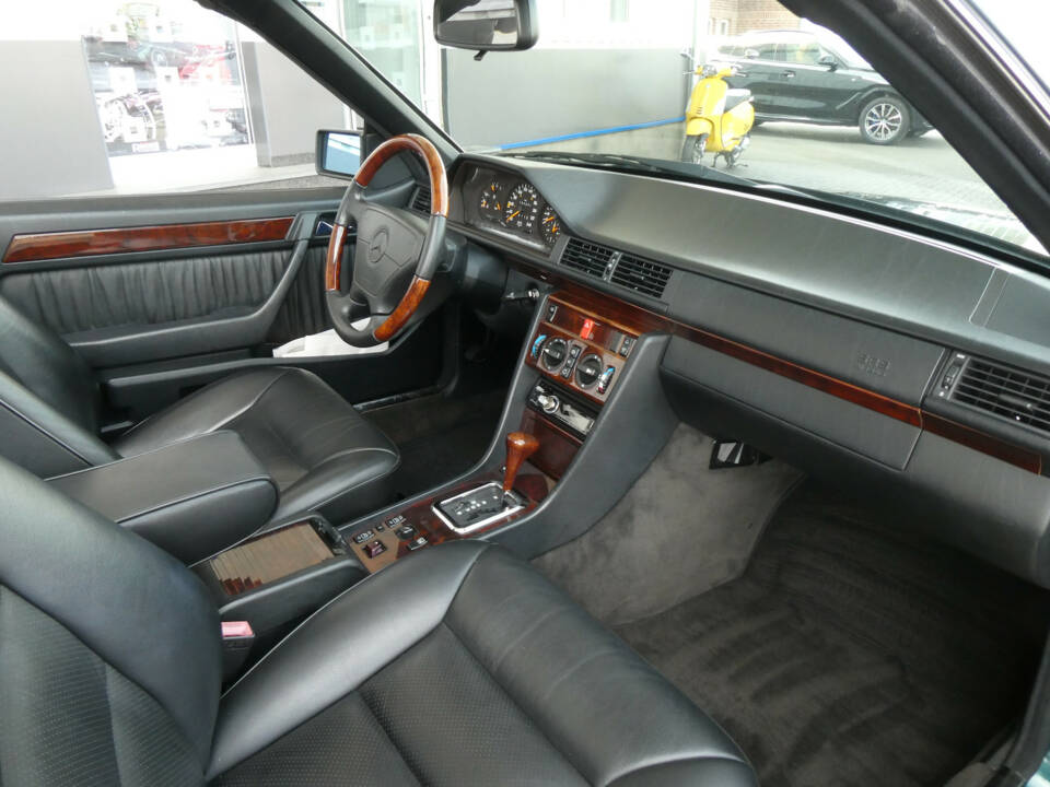 Image 12/26 of Mercedes-Benz E 220 (1996)