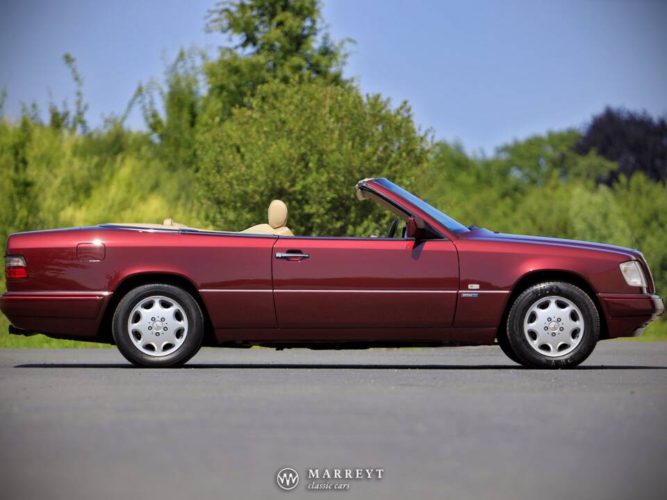 Bild 23/79 von Mercedes-Benz E 220 (1996)
