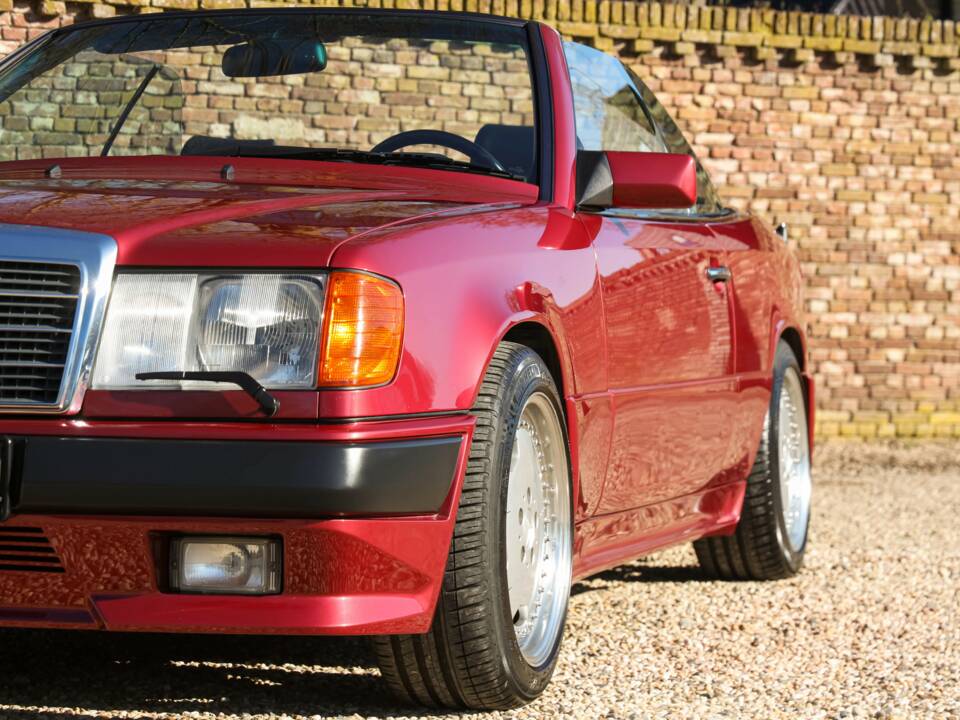 Immagine 41/50 di Mercedes-Benz 300 CE-24 3.4 AMG (1993)