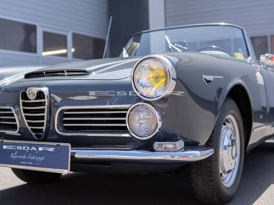 Image 8/31 of Alfa Romeo 2600 Spider (1963)