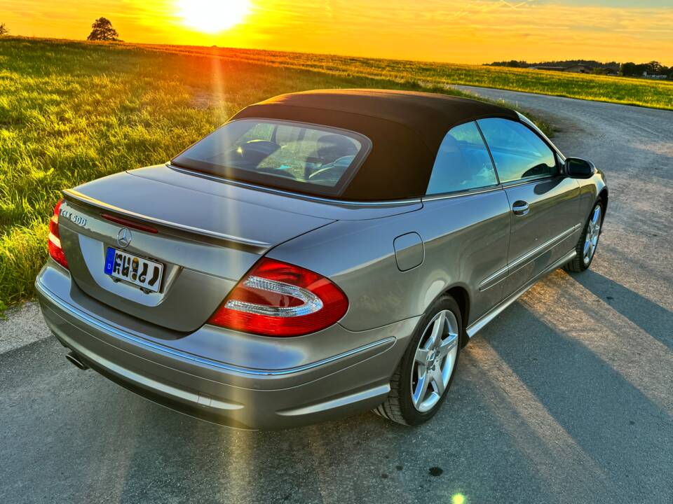 Immagine 2/17 di Mercedes-Benz CLK 500 (2005)