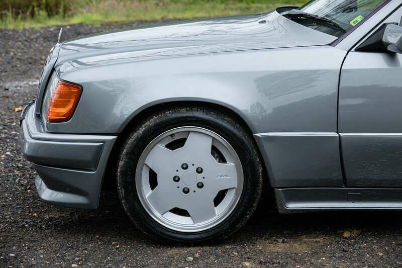 Image 35/43 of Mercedes-Benz 300 CE 3.2 AMG (1990)