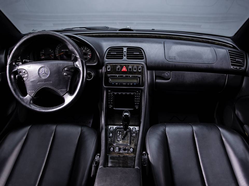 Image 10/38 de Mercedes-Benz CLK 55 AMG (2000)