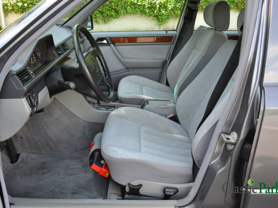 Bild 10/44 von Mercedes-Benz E 280 T (1994)