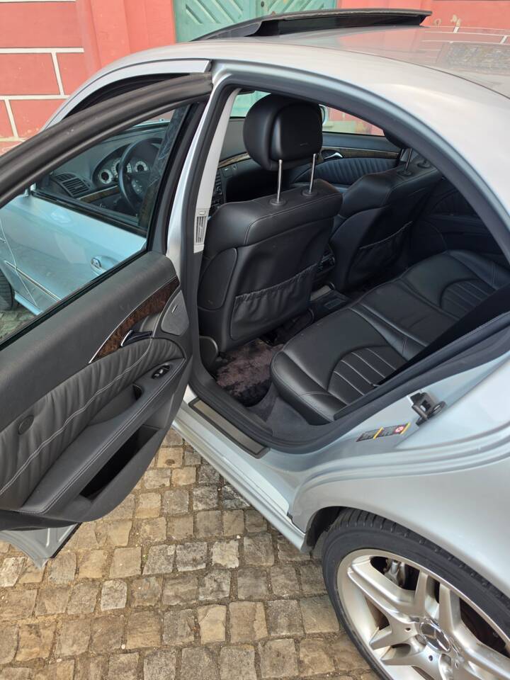 Image 13/13 of Mercedes-Benz E 55 AMG (2006)