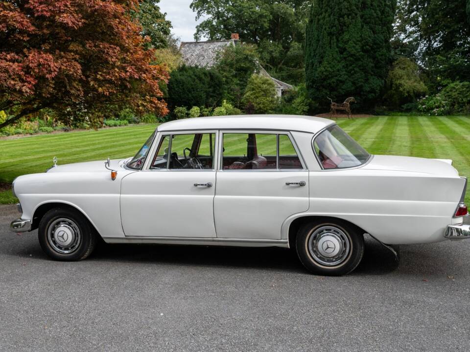 Image 2/35 of Mercedes-Benz 190 c (1965)