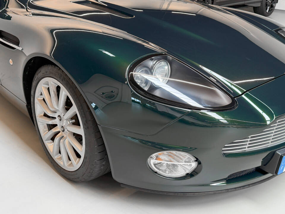 Image 2/43 of Aston Martin V12 Vanquish (2003)