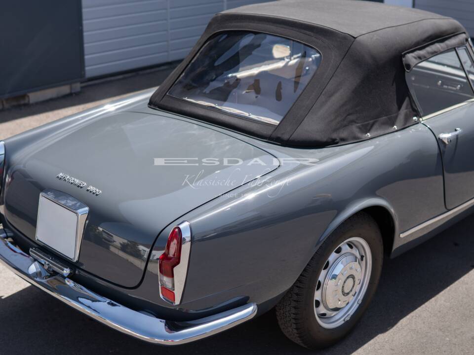 Image 15/31 of Alfa Romeo 2600 Spider (1963)