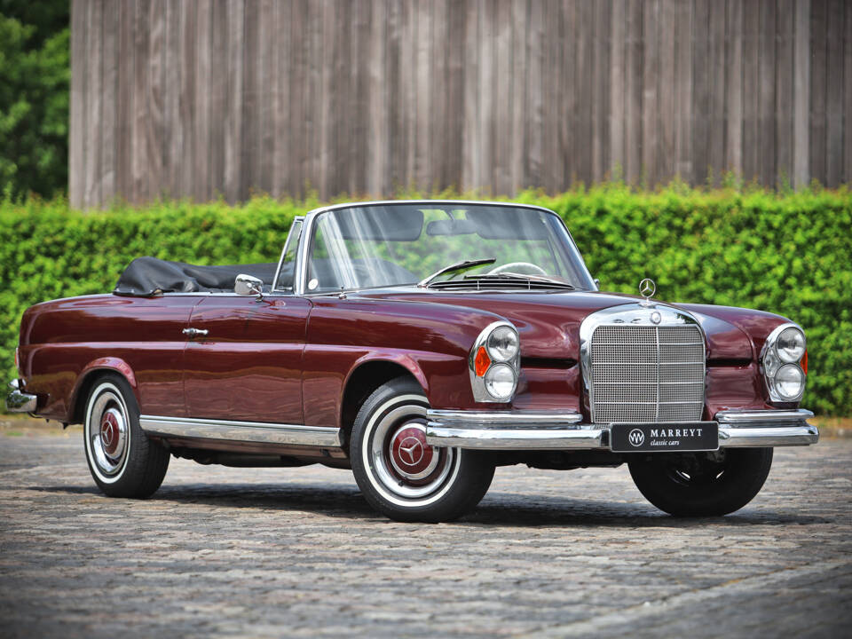 Image 7/71 of Mercedes-Benz 220 SE b (1961)