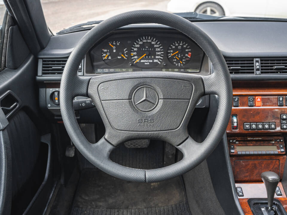 Imagen 24/55 de Mercedes-Benz E 36 AMG (1994)