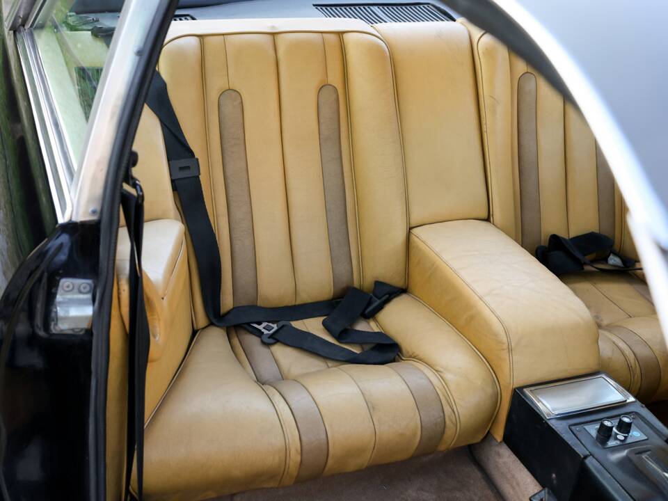 Image 24/32 of Ferrari 400 GT (1977)