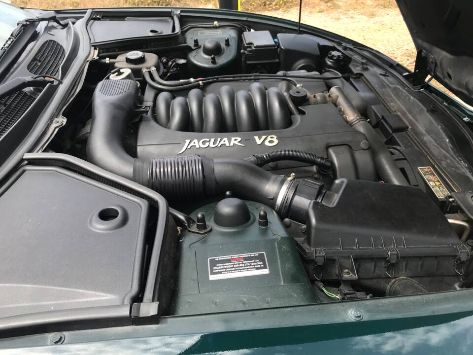 Image 4/22 of Jaguar XK8 4.0 (1996)
