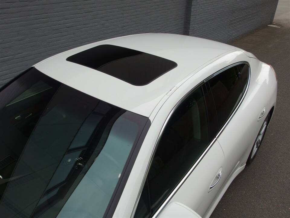 Image 41/98 of Porsche Panamera S (2010)