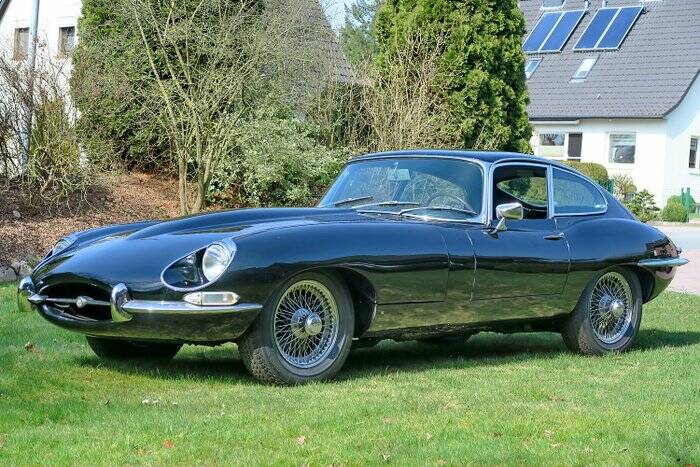 Image 4/7 de Jaguar E-Type (1968)