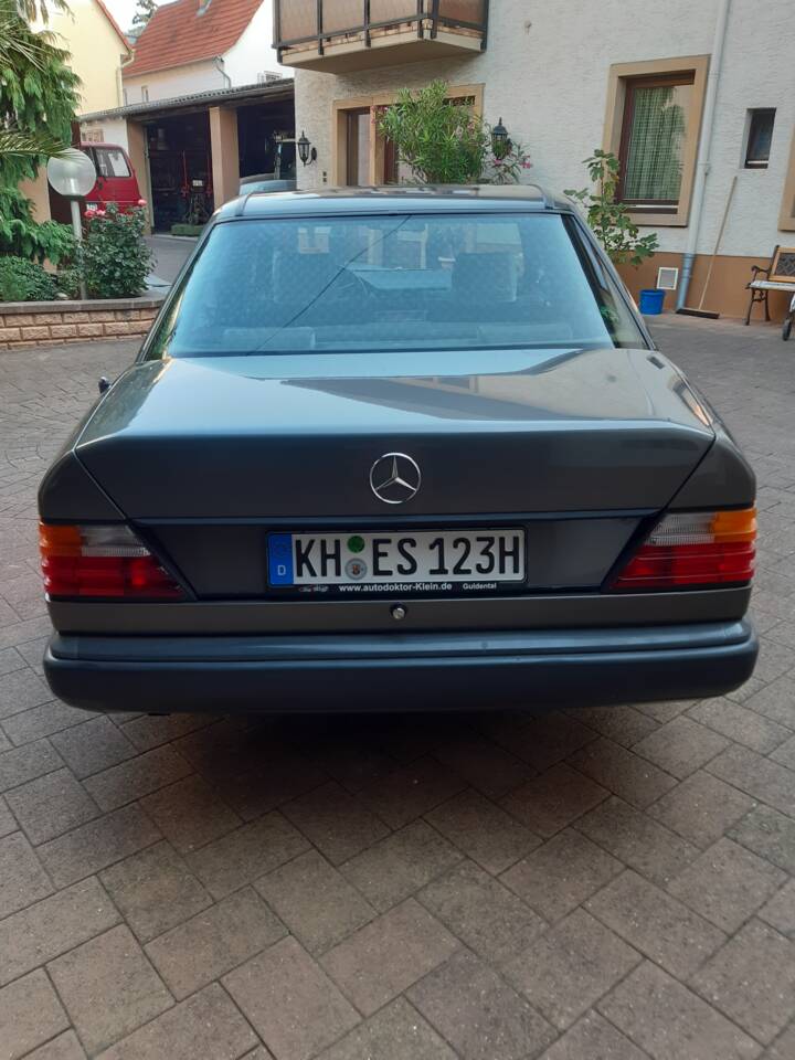 Image 6/10 of Mercedes-Benz 200 E (1988)