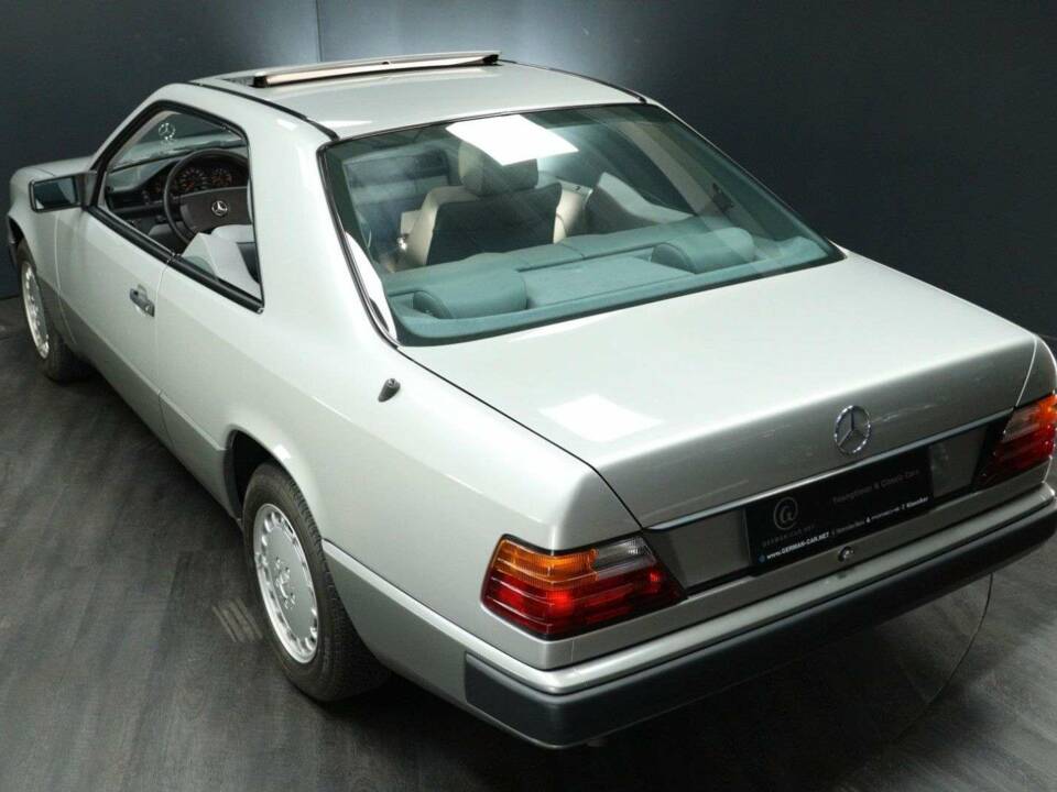 Afbeelding 44/50 van Mercedes-Benz 230 CE (1988)