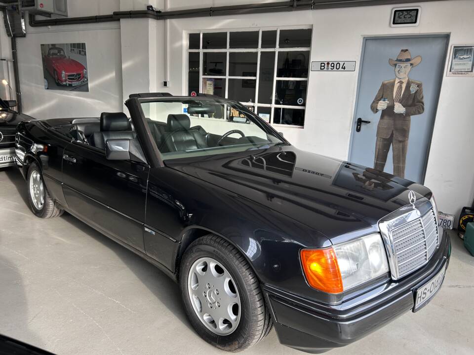 Image 7/28 de Mercedes-Benz 300 CE-24 (1993)