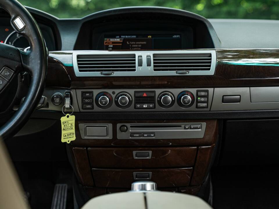 Bild 47/50 von BMW 745d (2005)