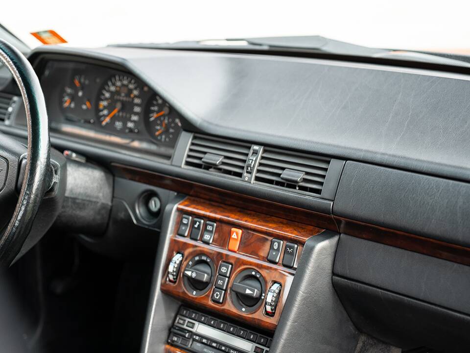 Bild 43/61 von Mercedes-Benz 500 E (1992)